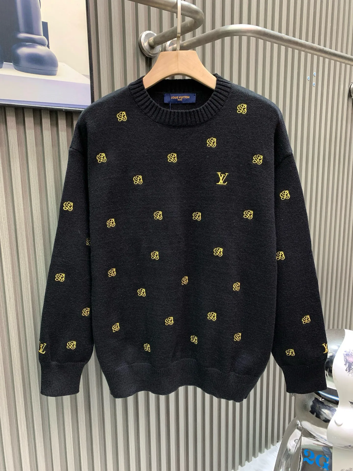 🅿️460 🀄️ Louis Vuitton 1*v25 new autumn and winter full-flower printed embroidered knitted pullover made of 50% sheep 🐏 velvet material, so it has natural softness and comfort, and also has good hygroscopicity and breathability. Matte needle-embroidered full-flower logo. The contrasting matte embroidery thread material is used for the version to best restore the same effect as the original version. The embroidery is very fine and dense. By controlling the direction and tightness of the embroidery thread, the embroidery thread forms exquisite embroidery on the embroidery cloth. Combined with encryption processing to increase the three-dimensional effect. Use water and detergent for cleaning during the general washing process. Make the clothes softer and cleaner through gentle scrubbing and rinsing. Customized buttons. Independently develop the Feidong series of square washing wheat. Three standards are complete.